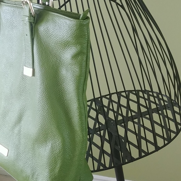 ⭐HOST PICK⭐Great condition, 100% LEATHER GREEN COLOR Tote Bag - Picture 4 of 16